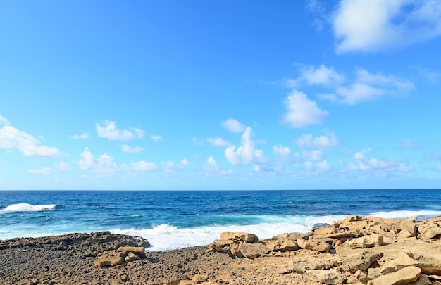 Roches brunes et jaunes en Sardaigne littoral Argentiera