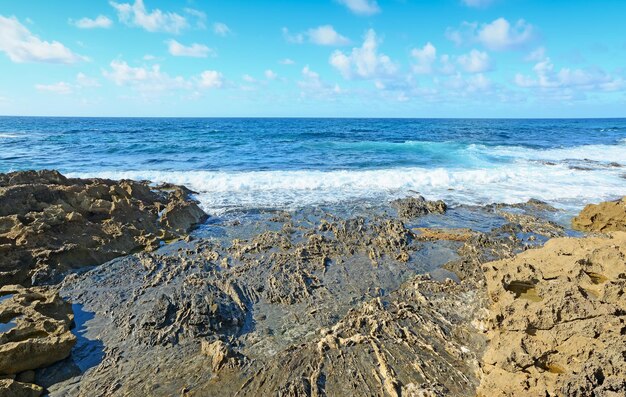 Roches brunes et jaunes en Sardaigne littoral Argentiera