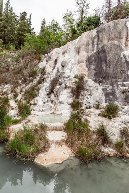 Roches complexes blanches avec une couche de carbonate de calcium dans la source thermale toscane Bagni San Filippo