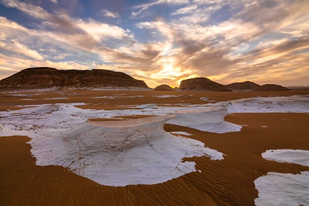 Roches de craie dans le désert blanc au coucher du soleil Egypte Baharia