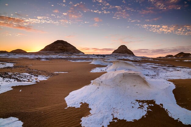 Roches de craie dans le désert blanc au coucher du soleil Egypte Baharia