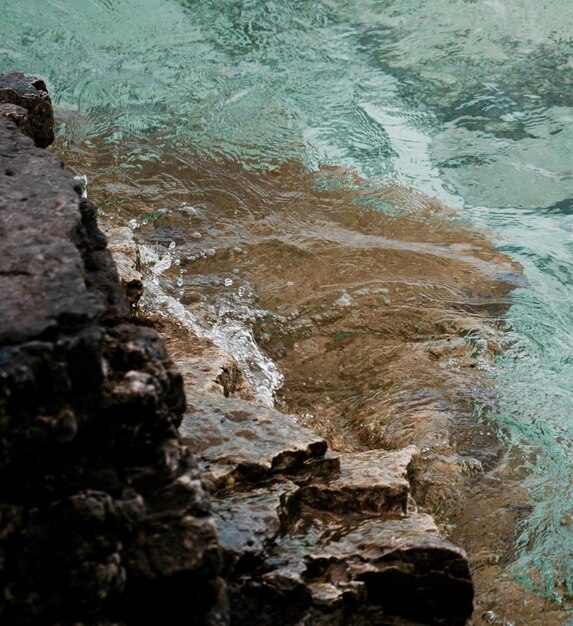 Photo des roches dans l'eau