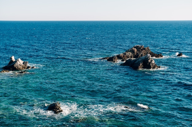 Les Roches Dépassent De La Texture De Surface De L'eau De Mer