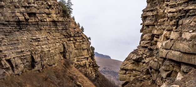 Roches sur deux côtés avec vue sur la plaine