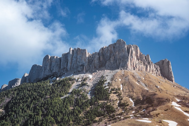 Roches de dolomite avec des restes de neige pendant la saison sèche