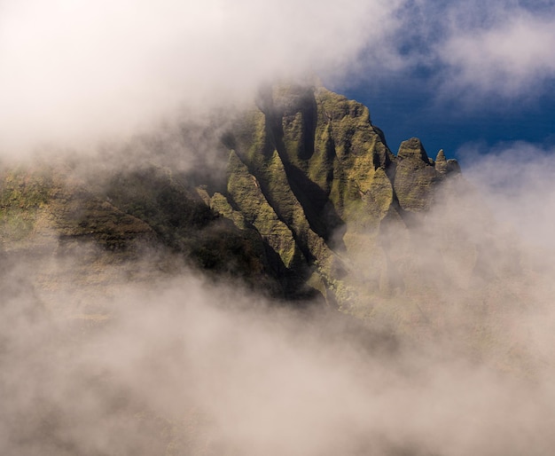 Des roches flouées des montagnes na pali à travers les nuages du sentier pihea près du belvédère de puu o kila Kauai