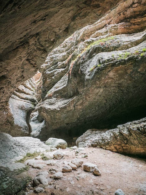 Roches intéressantes formant un passage étroit dans les gorges de Saltinskij. Une réserve naturelle unique au Daghestan. Gorge dans la nature du paysage des montagnes sur la Russie. Vue verticale.