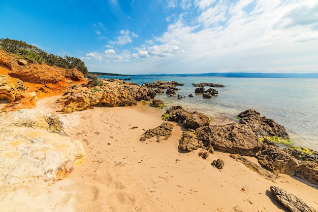 Roches jaunes dans le littoral d'Alghero Sardaigne