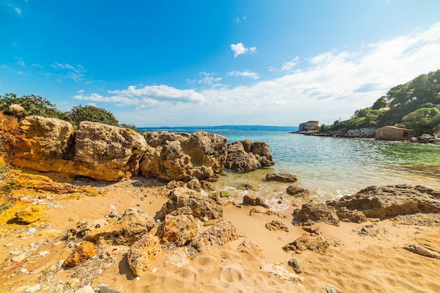 Roches jaunes dans le littoral d'Alghero Sardaigne