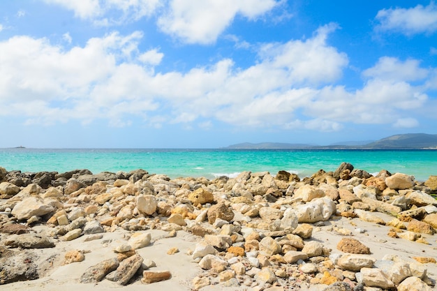 Roches jaunes dans la plage de Maria Pia Sardaigne