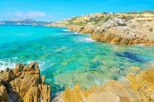 Roches jaunes près de la plage de Santa Reparata en Sardaigne