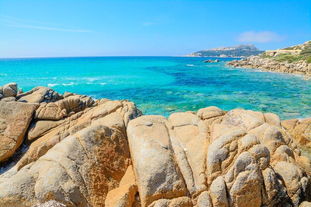 Roches jaunes près de la plage de Santa Reparata en Sardaigne