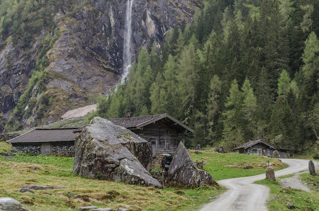 Roches avec des maisons dans les montagnes