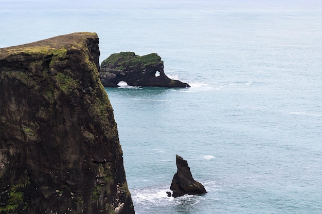 Photo roches et sur le promontoire de dyrholaey en islande