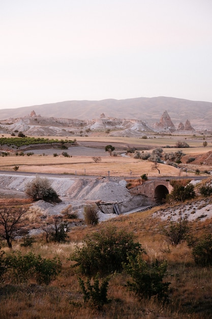 Des roches ressemblant à des champignons dramatiquement éclairées par un coucher de soleil en Cappadoce, Turquie