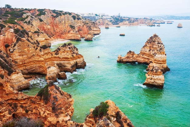 Roches sur la rive de l'océan Atlantique en Algarve, Portugal. Beau paysage d'été