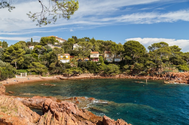 Roches rouges de la Méditerranée côte plage et mer près de Saint Raphael French Riviera Cote dAzur Provence France