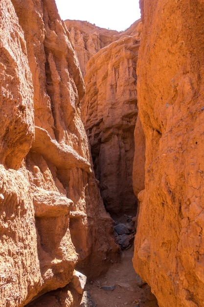 Roches rouges et passage entre les rochers Canyons d'argile Région d'IssykKul au Kirghizistan Voyage et tourisme