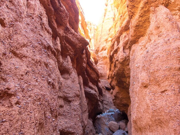 Roches rouges et passage entre les rochers Canyons d'argile Région d'IssykKul au Kirghizistan Voyage et tourisme