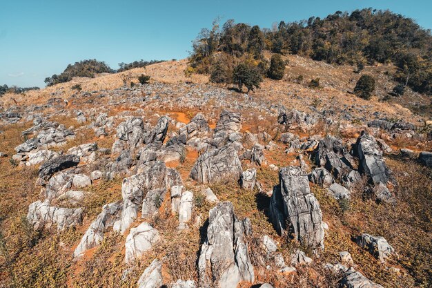 Les roches et les terres agricoles sont sèches pendant les chaudes journées d'été dans les montagnes arides