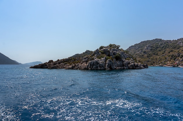 Roches en Turquie vue de la mer, vue sur les falaises de la mer