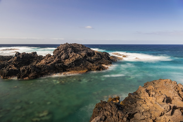 Roches volcaniques dans l'océan Atlantique