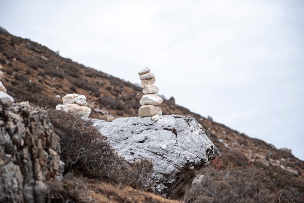 Photo roches zen sur la colline