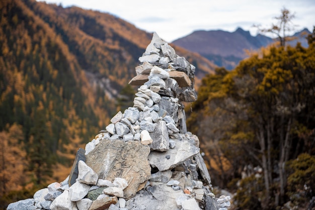 Photo roches zen sur la colline