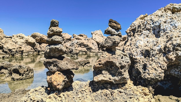 Rock en équilibre sur un rivage rocheux