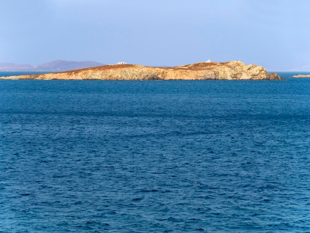 Rock Island Mpaos près de l'île de Mykonos en Grèce
