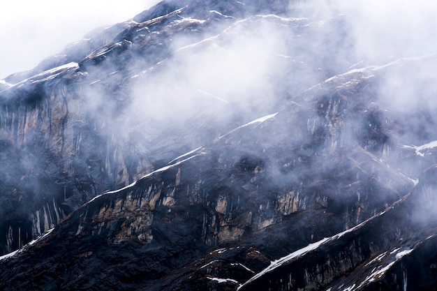 Rock mountain et la brume au Népal