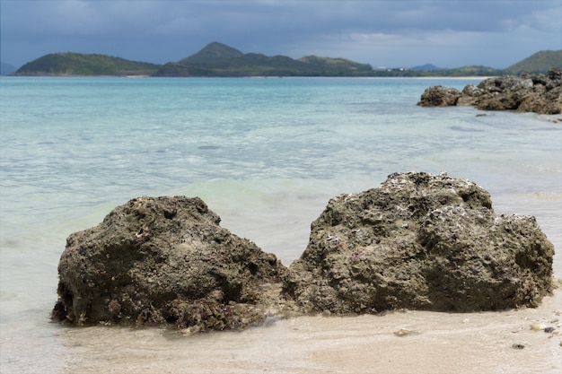 Rock sur la plage avec la mer. Île de Samae San, Thaïlande.