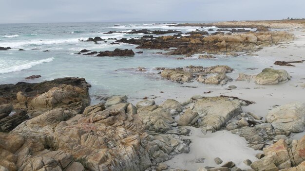 Rocky craggy ocean coast vagues d'eau de mer se brisant sur les rochers monterey californie