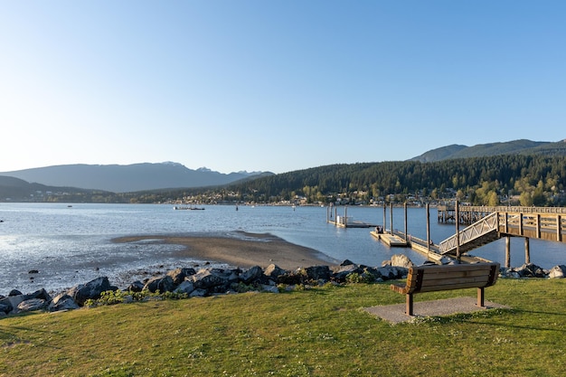 Rocky Point Park pendant l'heure du coucher du soleil longue jetée sur l'océan Port Moody BC Canada