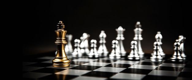 Roi d'échecs debout avec l'équipe d'échecs d'argent