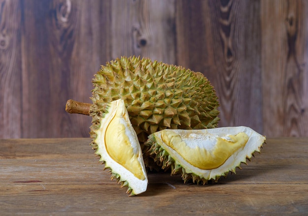 Le roi des fruits d'Asie du sud-est Durian sur fond de bois Durian mûr Durian savoureux qui a été pelé