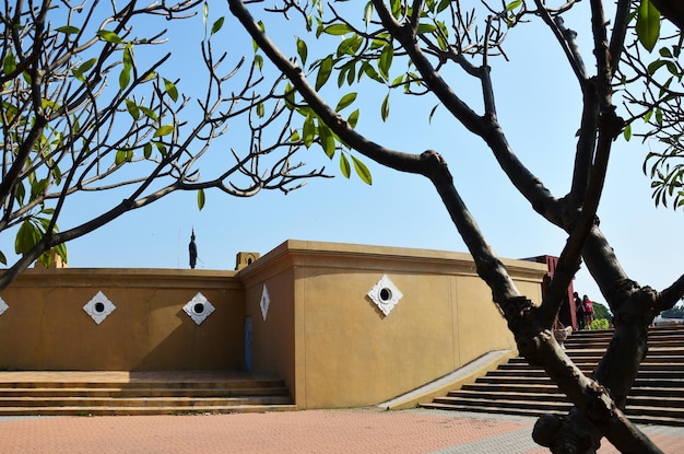 Le roi Somdet Phra Narai Maharat la grande statue ou le monument de Ramathibodi III au rond-point pour les voyageurs thaïlandais visitent et respectent la prière de bénédiction dans la ville de Lopburi à Lopburi en Thaïlande