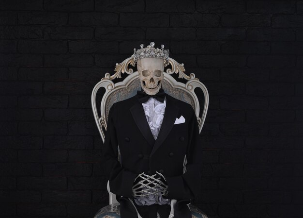 roi squelette dans la chaise royale