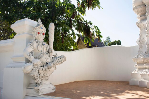 Le roi vessavana ou la statue géante rouge de Kuvera sur l'ancienne porte d'entrée du temple Wat Pa Daraphirom pour les thaïlandais et les voyageurs étrangers visitent le respect en priant dans la ville de Mae Rim à Chiang Mai en Thaïlande