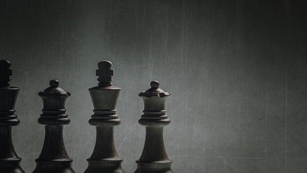 Rois et reines d'échecs adverses en ligne concept de jeu d'échecs espace copie vierge