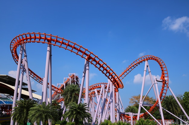 roller coaster avec ciel bleu