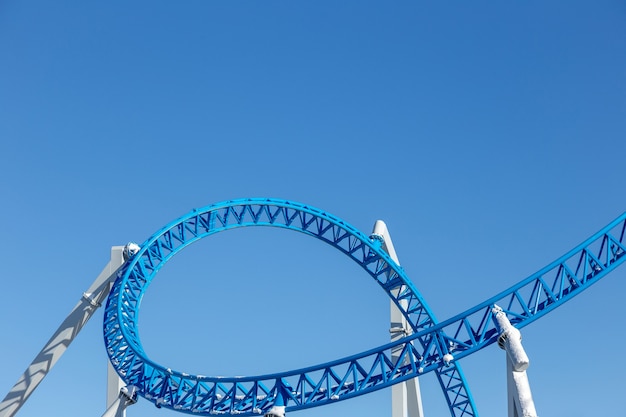 Rollercoaster contre le ciel bleu