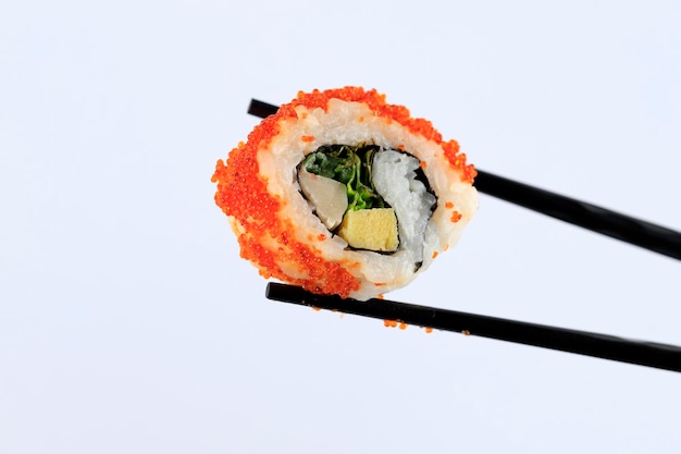 Rollo de sushi californien avec des légumes et des œufs