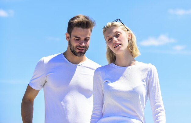 Romance d'été Amour familial Dévotion et confiance Histoire d'amour Relations romantiques Couple amoureux fond de ciel bleu Homme et femme vêtements blancs journée ensoleillée à l'extérieur Véritable amour Problèmes de communication