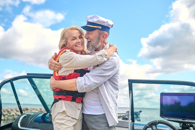 Romance. Un homme et une femme debout sur un bateau et se serrant dans leurs bras