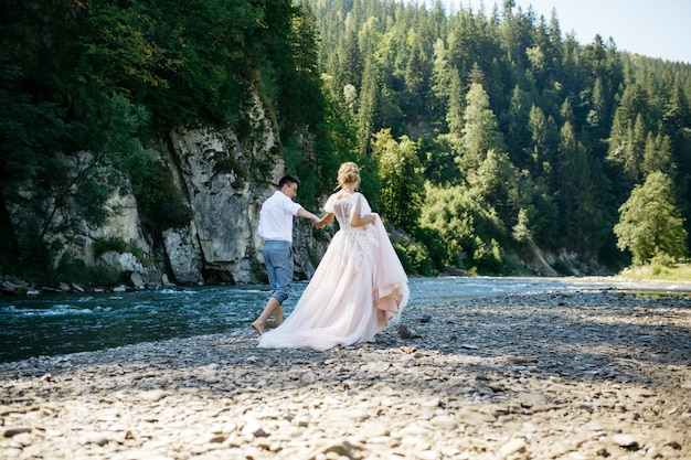 Romance homme heureux à l&#39;extérieur de la beauté