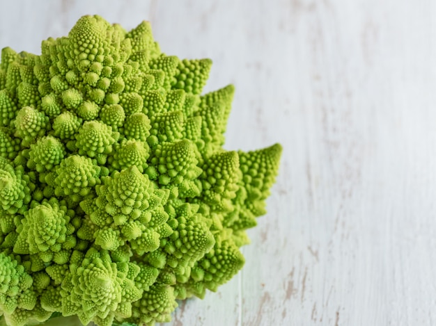 Romanesco frais sur une table en bois blanc. Vue de dessus.