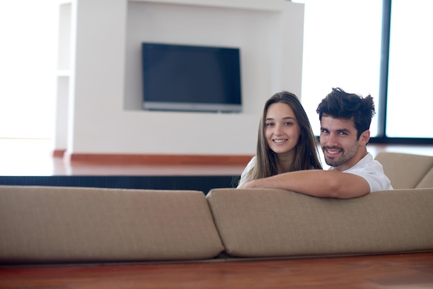 Romantique heureux jeune couple se détendre à l&#39;escalier de la maison moderne à l&#39;intérieur