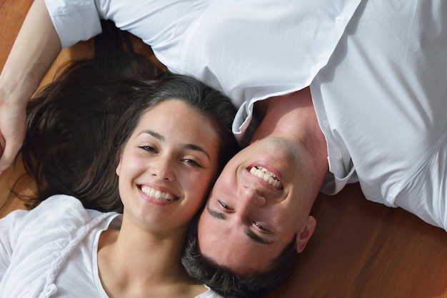 romantique heureux jeune couple se détendre à la maison