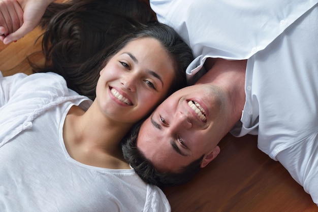 romantique heureux jeune couple se détendre à la maison